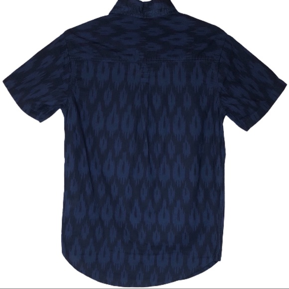 Earthbound Trading Blue Button Down Shirt Men’s Small Ikat Animal Print Cotton - Picture 3 of 7